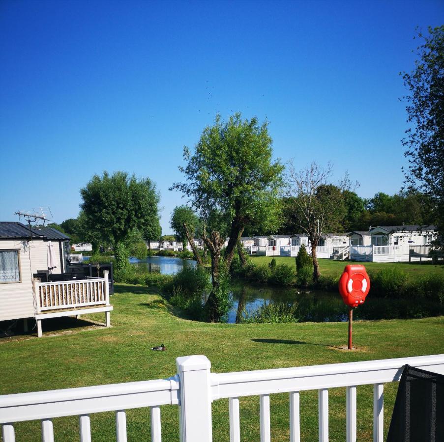 Lake Escape - Hoburne Cotswolds South Cerney Buitenkant foto